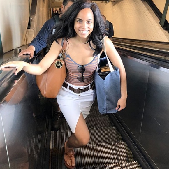 Meet your Posher, Ariel - Picture 2 of 5